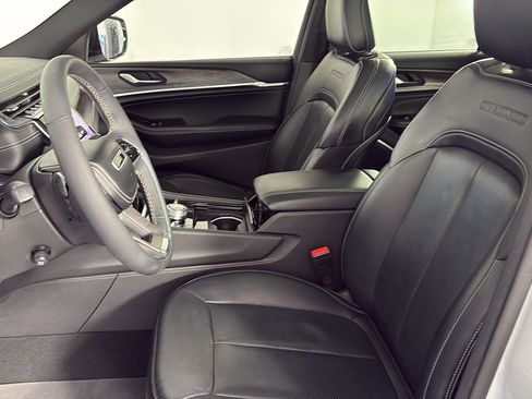 Used 2023 Jeep Grand Cherokee Overland image 24