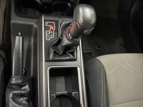 Used 2022 Toyota Tacoma TRD Off-Road AWD/4WD image 31