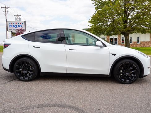 Used 2023 Tesla Model Y Long Range AWD/4WD image 2