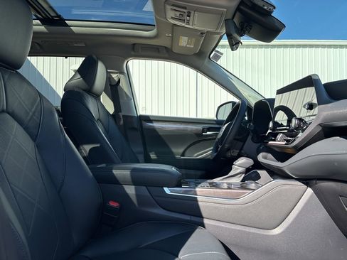 New 2026 Toyota Highlander Platinum image 29