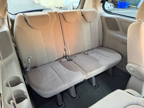 Used 2012 Kia Sedona LX image 32