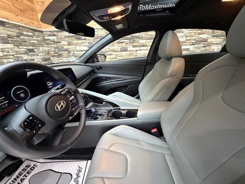 Certified 2025 Hyundai Elantra Limited image 9