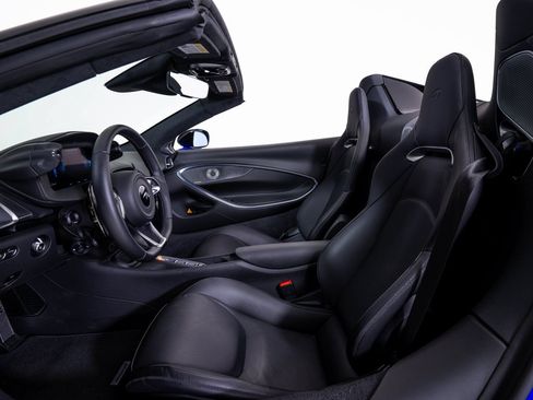 Used 2025 McLaren Artura Spider RWD image 19