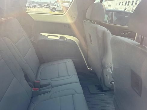 Used 2021 GMC Acadia SLT w/ LPO, Bright Accent Package FWD image 8