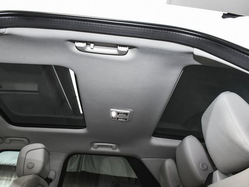 Used 2025 Land Rover Discovery S image 54