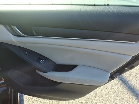 Used 2018 Honda Accord Touring image 19