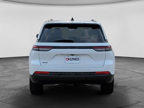 Used 2024 Jeep Grand Cherokee Altitude AWD/4WD image 9