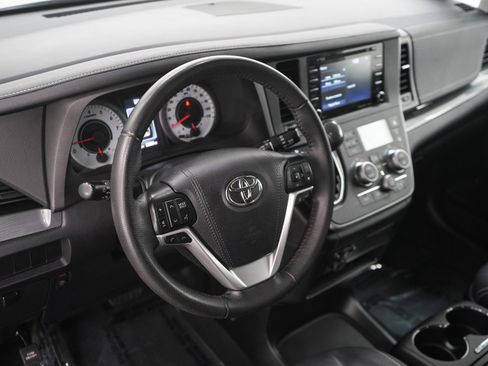 Used 2020 Toyota Sienna SE w/ Carpet Mat Package FWD image 24