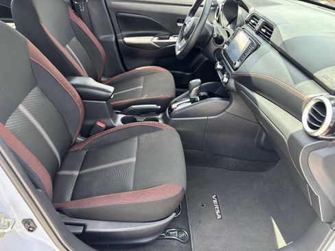 Used 2025 Nissan Versa SR FWD image 11