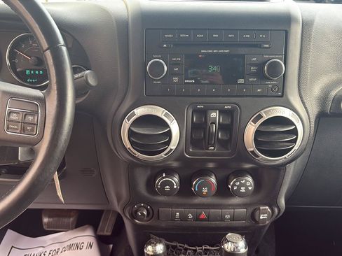 Used 2016 Jeep Wrangler Unlimited Sahara AWD/4WD image 11