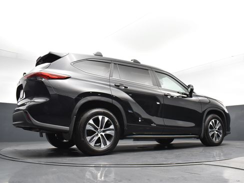 Used 2023 Toyota Highlander XLE AWD/4WD image 25