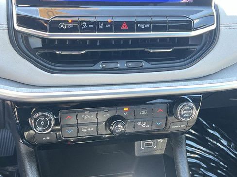 Used 2025 Jeep Compass Limited image 17