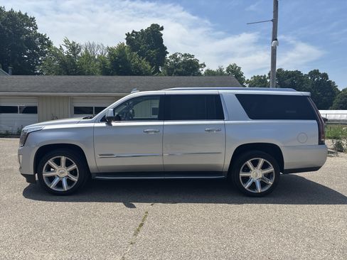 Used 2016 Cadillac Escalade ESV Luxury AWD/4WD image 9