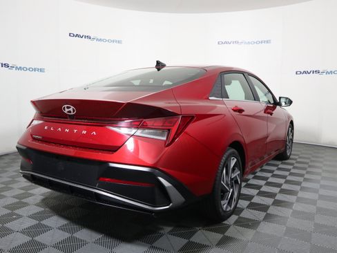 Used 2025 Hyundai Elantra SEL image 5