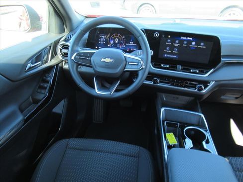 Used 2025 Chevrolet Equinox LT w/ Safety and Technology Package image 12