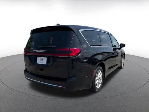 Used 2024 Chrysler Pacifica Touring-L FWD image 15
