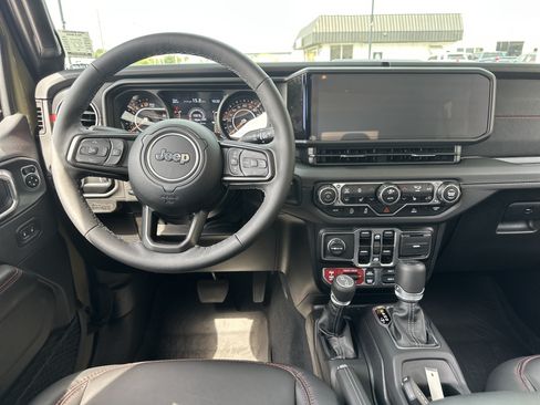 Used 2025 Jeep Gladiator Rubicon w/ Convenience Group AWD/4WD image 15