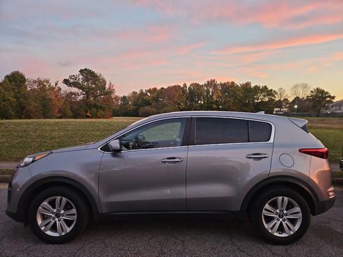 Used 2019 Kia Sportage LX image 2
