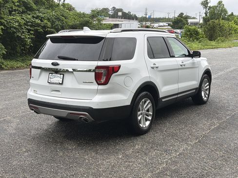 Used 2016 Ford Explorer XLT w/ Equipment Group 202A FWD image 4