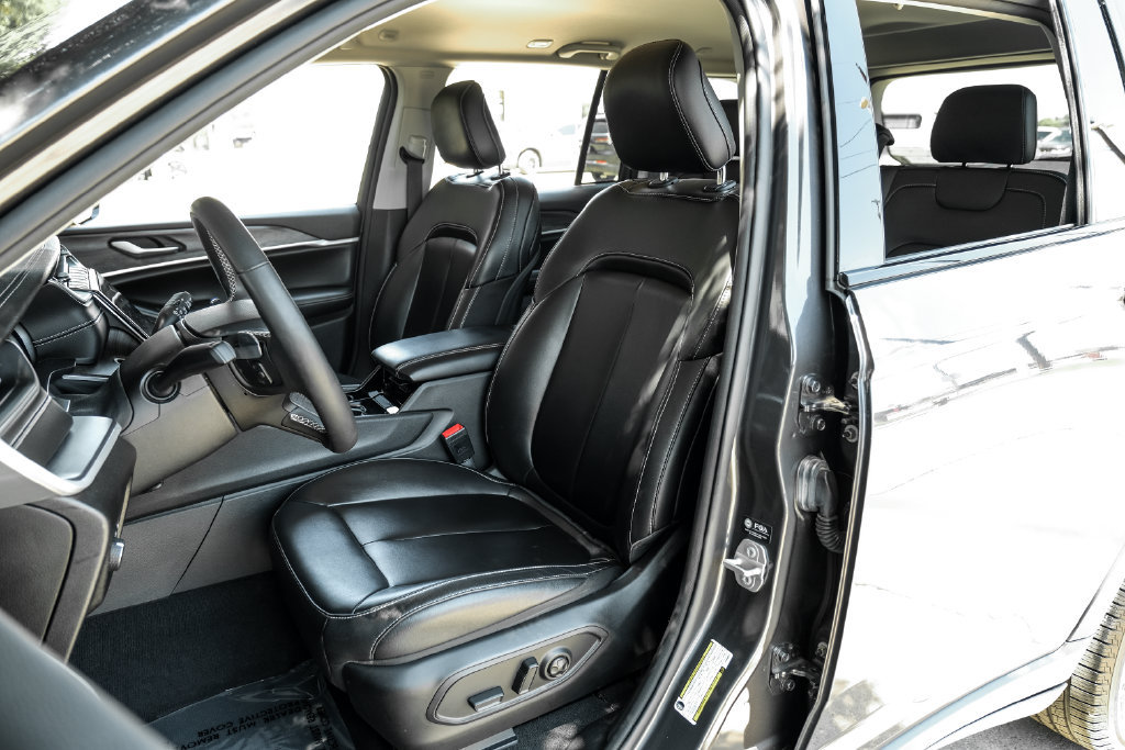 Used 2023 Jeep Grand Cherokee Limited AWD/4WD image 8
