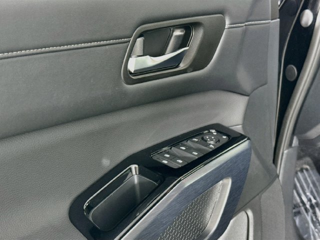Used 2025 Nissan Pathfinder SL AWD/4WD image 18