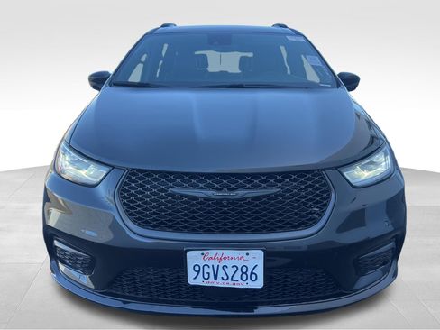Used 2023 Chrysler Pacifica Limited w/ Uconnect Theater Family Group AWD/4WD image 2