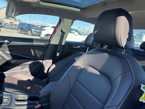 Used 2024 Volkswagen Jetta SE image 3