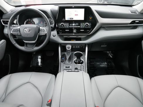 Certified 2023 Toyota Highlander XLE image 10