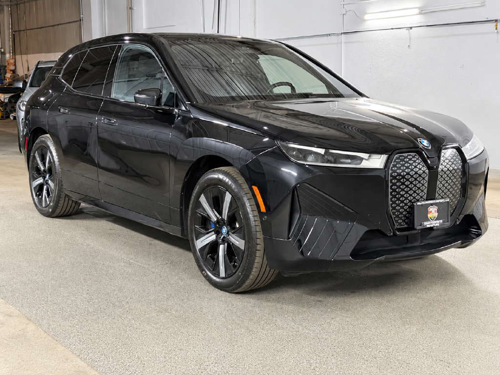 Used 2023 BMW iX xDrive50 w/ Sport Package AWD/4WD image 4