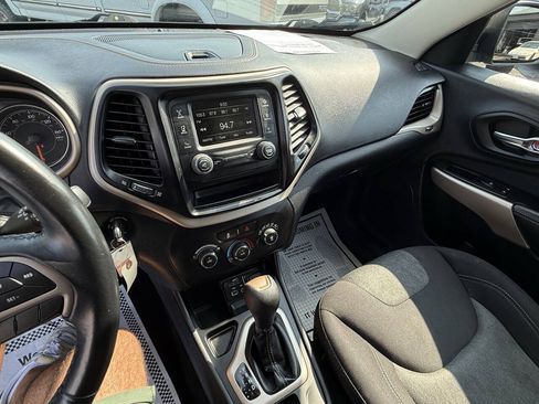Used 2018 Jeep Cherokee Latitude w/ Altitude Package FWD image 12