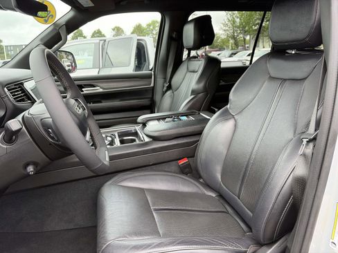 Used 2024 Jeep Wagoneer L Series II w/ Flexible Seating Group AWD/4WD image 20