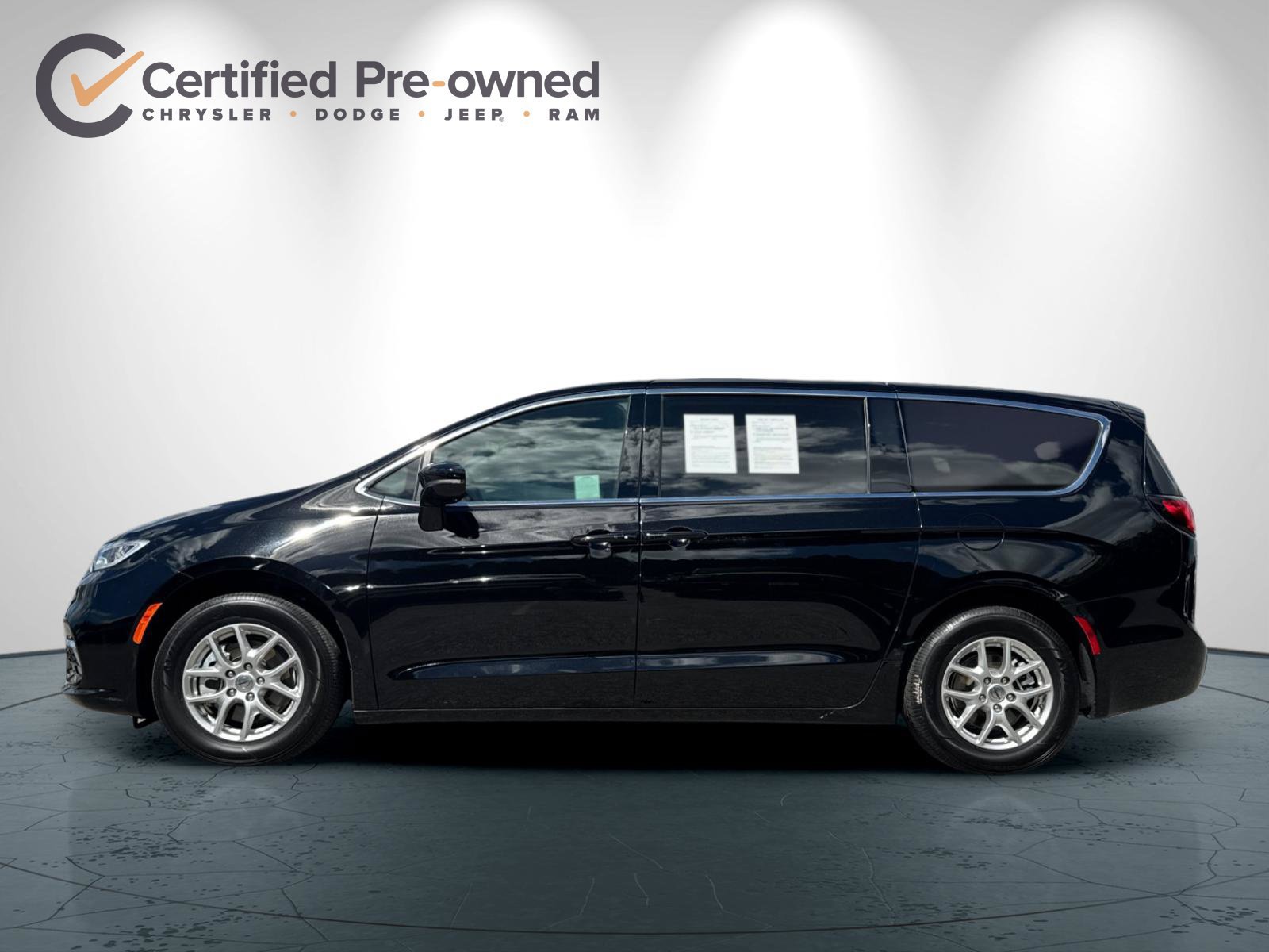 Certified 2025 Chrysler Pacifica Select FWD image 7