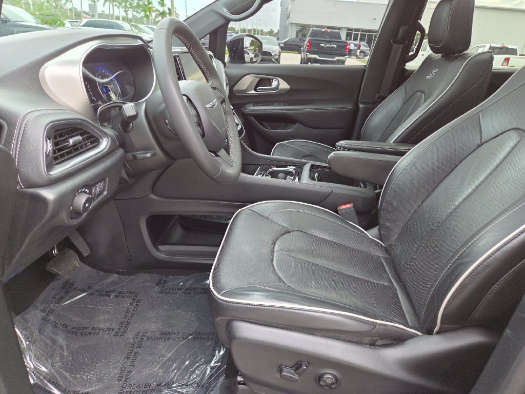 Used 2023 Chrysler Pacifica Limited w/ S Appearance Package AWD/4WD image 30
