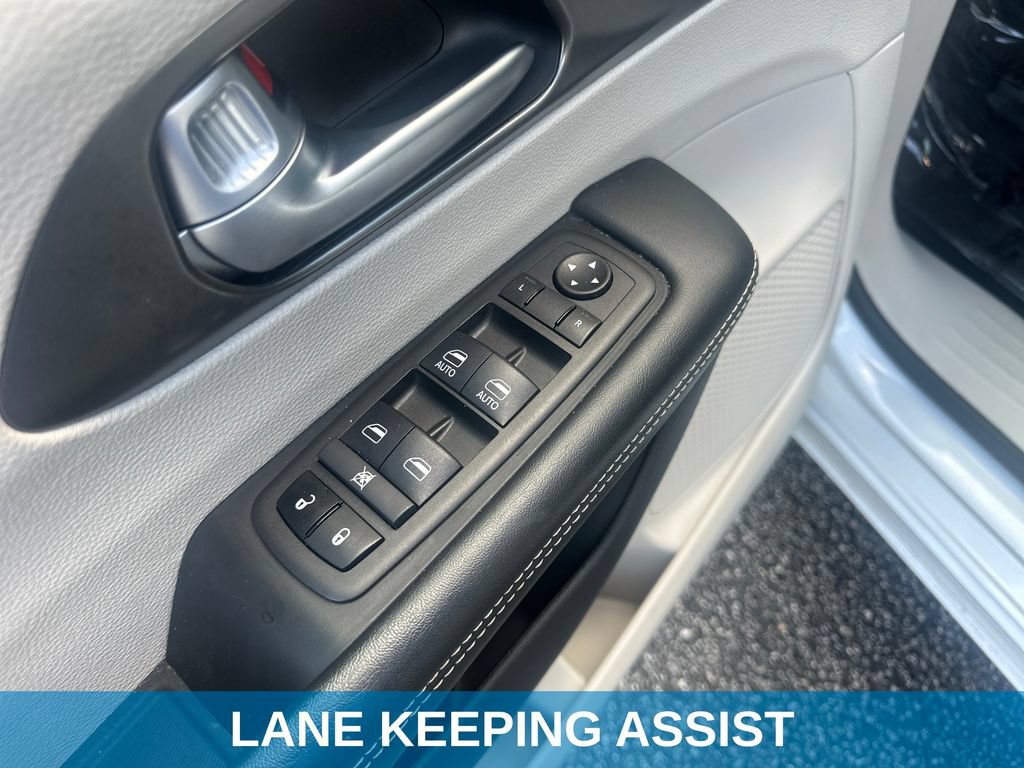 Used 2024 Chrysler Pacifica Touring-L FWD image 15
