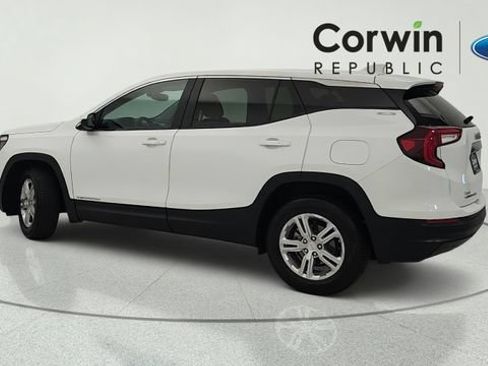 Used 2024 GMC Terrain SLE FWD image 3