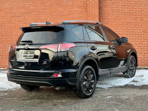 Used 2018 Toyota RAV4 LE image 5