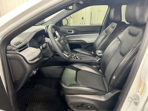 Used 2023 Jeep Compass Latitude AWD/4WD image 19