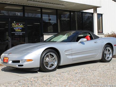 Used 2001 Chevrolet Corvette Coupe w/ Preferred Equipment Group2 RWD image 1