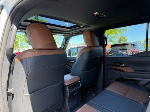 Used 2024 Lexus GX 550 w/ Accessory Package (2T) AWD/4WD image 16