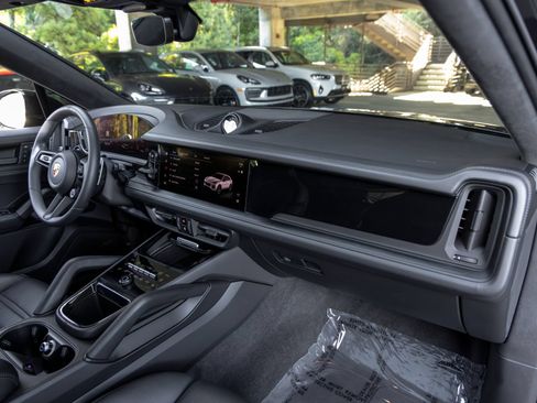Certified 2025 Porsche Cayenne GTS AWD/4WD image 57