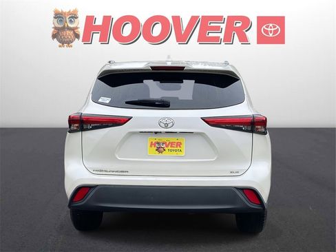 Used 2021 Toyota Highlander XLE image 3