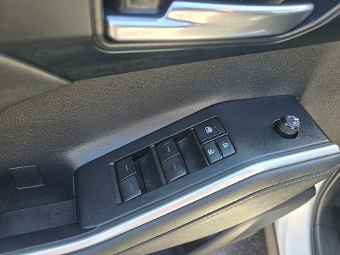 Used 2022 Toyota Highlander XLE AWD/4WD image 17