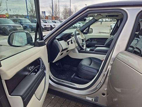 Used 2024 Land Rover Range Rover Long Wheelbase SE image 16