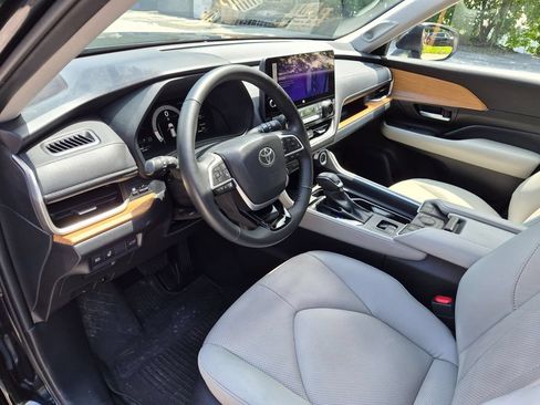 Used 2024 Toyota Grand Highlander AWD image 14