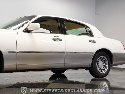 Used 2000 Lincoln Town Car Signature RWD image 23