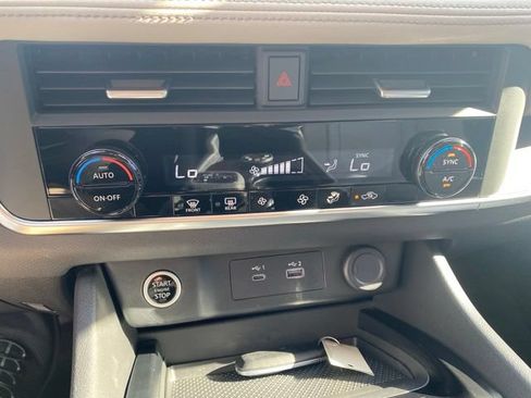 Used 2023 Nissan Rogue SV AWD/4WD image 25
