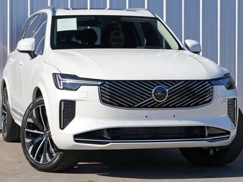 Used 2025 Volvo XC90 T8 Ultra w/ Protection Package Premier image 4