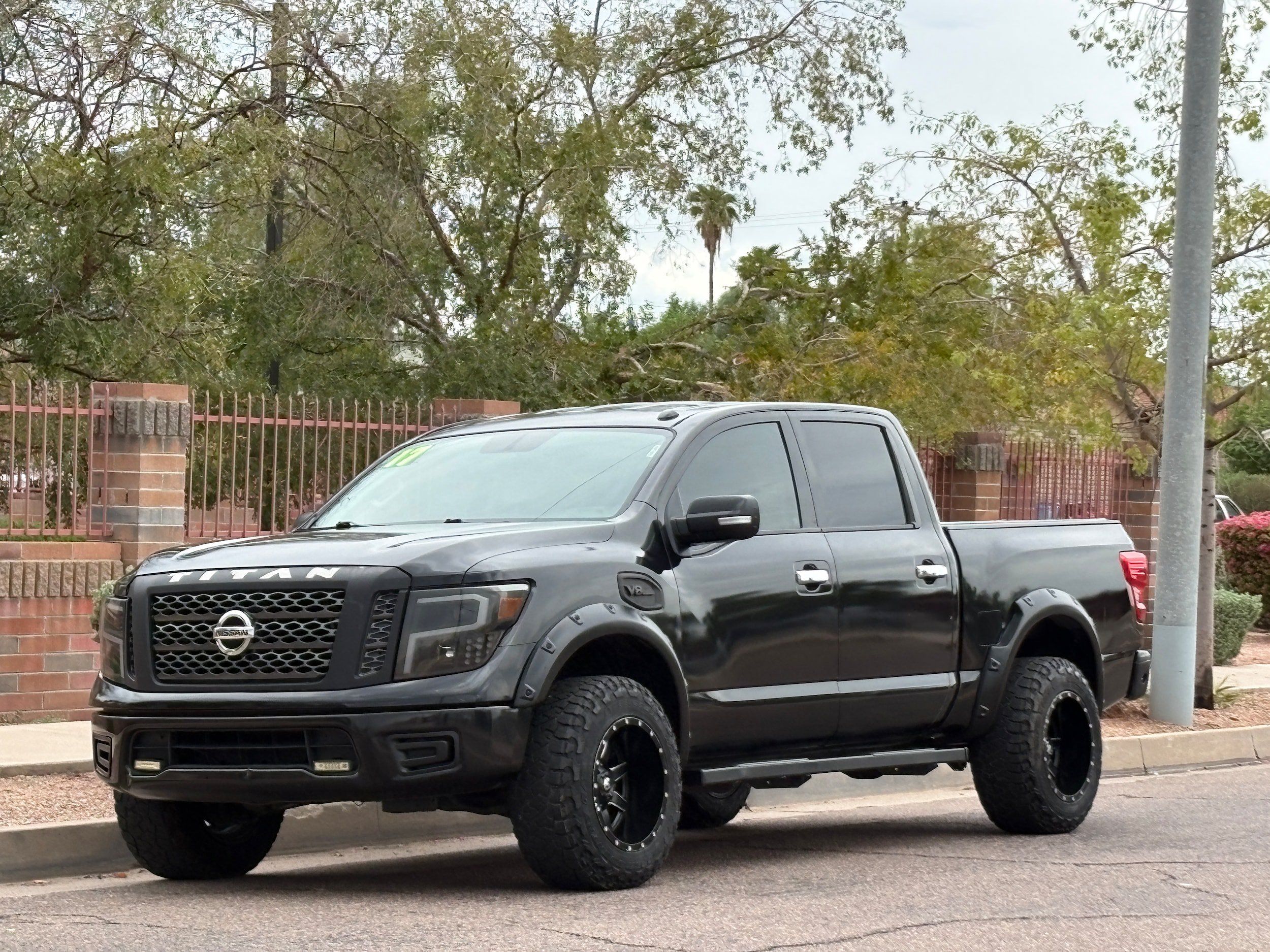 Used 2017 Nissan Titan SV RWD image 1