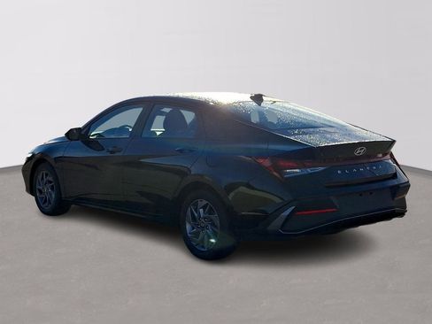 Used 2024 Hyundai Elantra SEL image 4