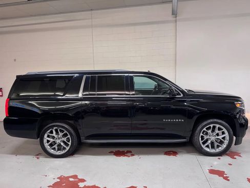 Used 2018 Chevrolet Suburban LT RWD image 2